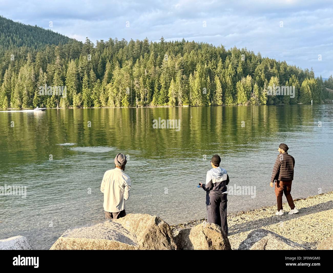 Persone che si godono la giornata a Burnaby, British Columbia, Canada: costa e acque calme al Barnet Marine Park Foto Stock