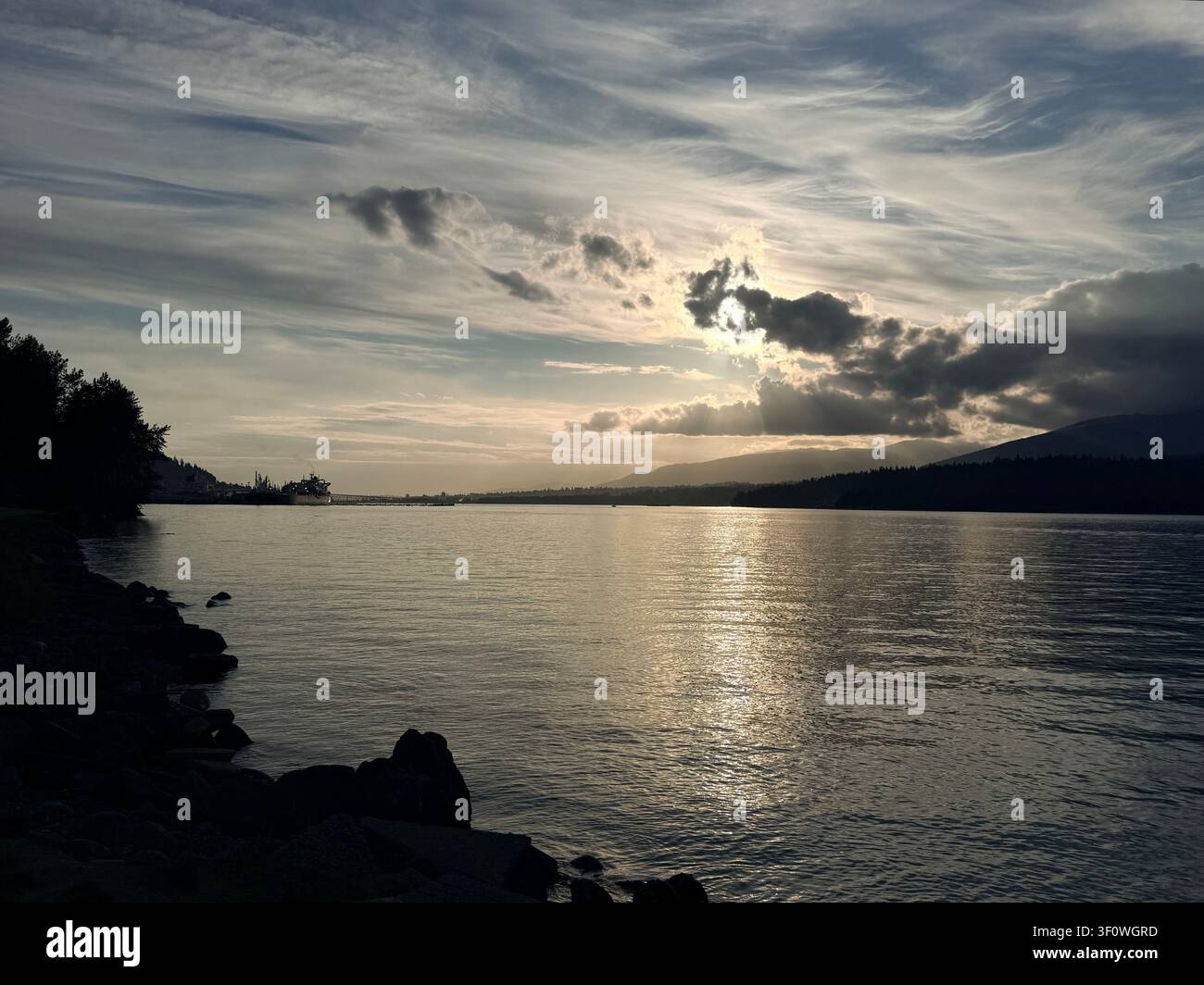 Burnaby, British Columbia, Canada: costa e acque calme al Barnet Marine Park alla luce della sera. Foto Stock
