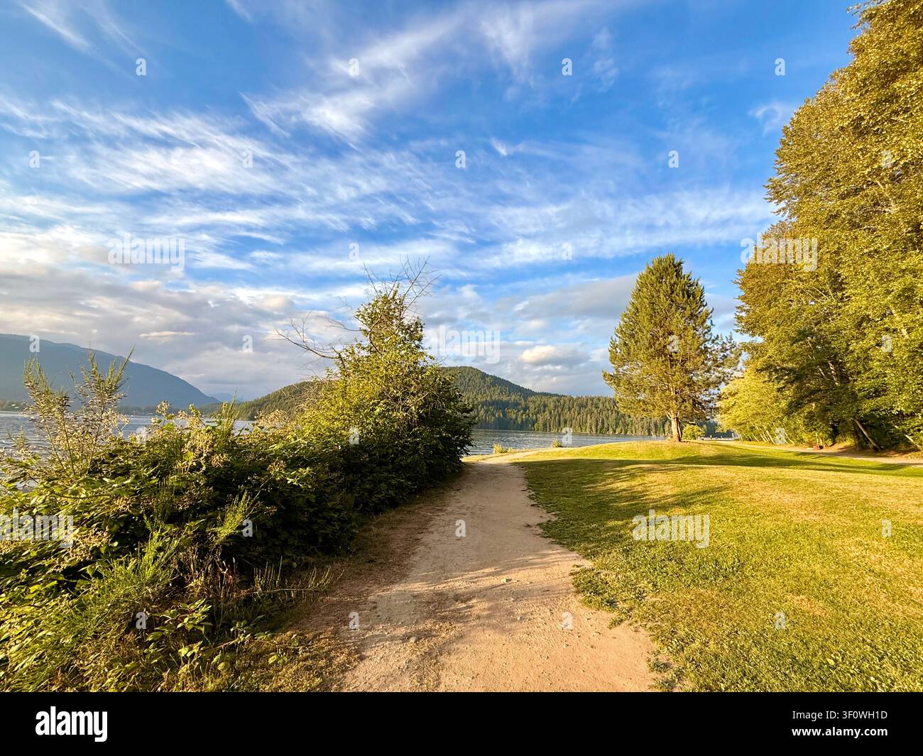 Burnaby, Columbia Britannica, Canada: linea costiera boschiva e acque calme al Barnet Marine Park nella calda luce serale. Foto Stock