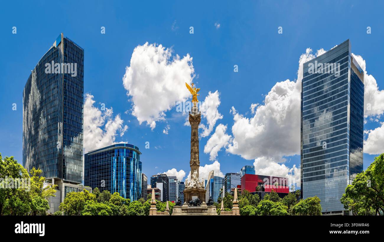 Veduta dello skyline della Città del Messico dal Paseo de la Reforma Foto Stock