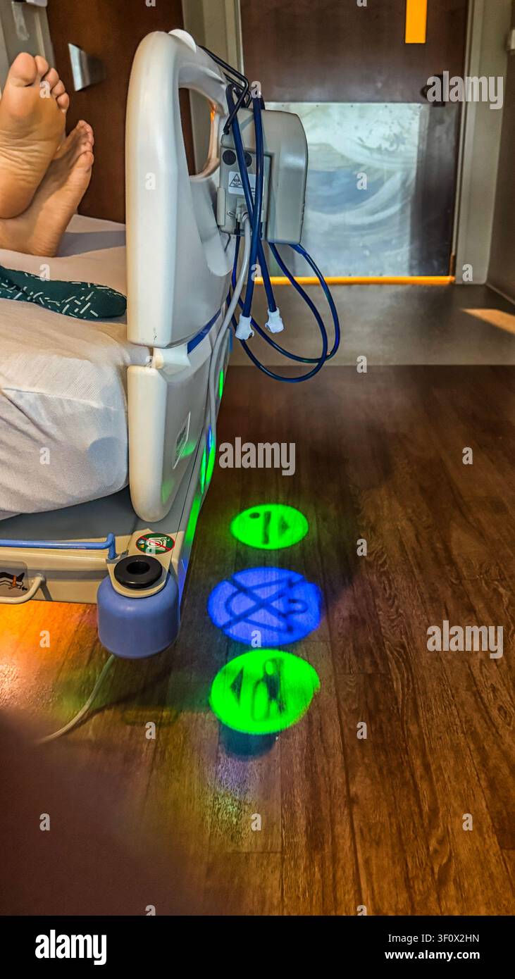 Immagini proiettate sul pavimento alla fine di un letto d'ospedale Foto Stock