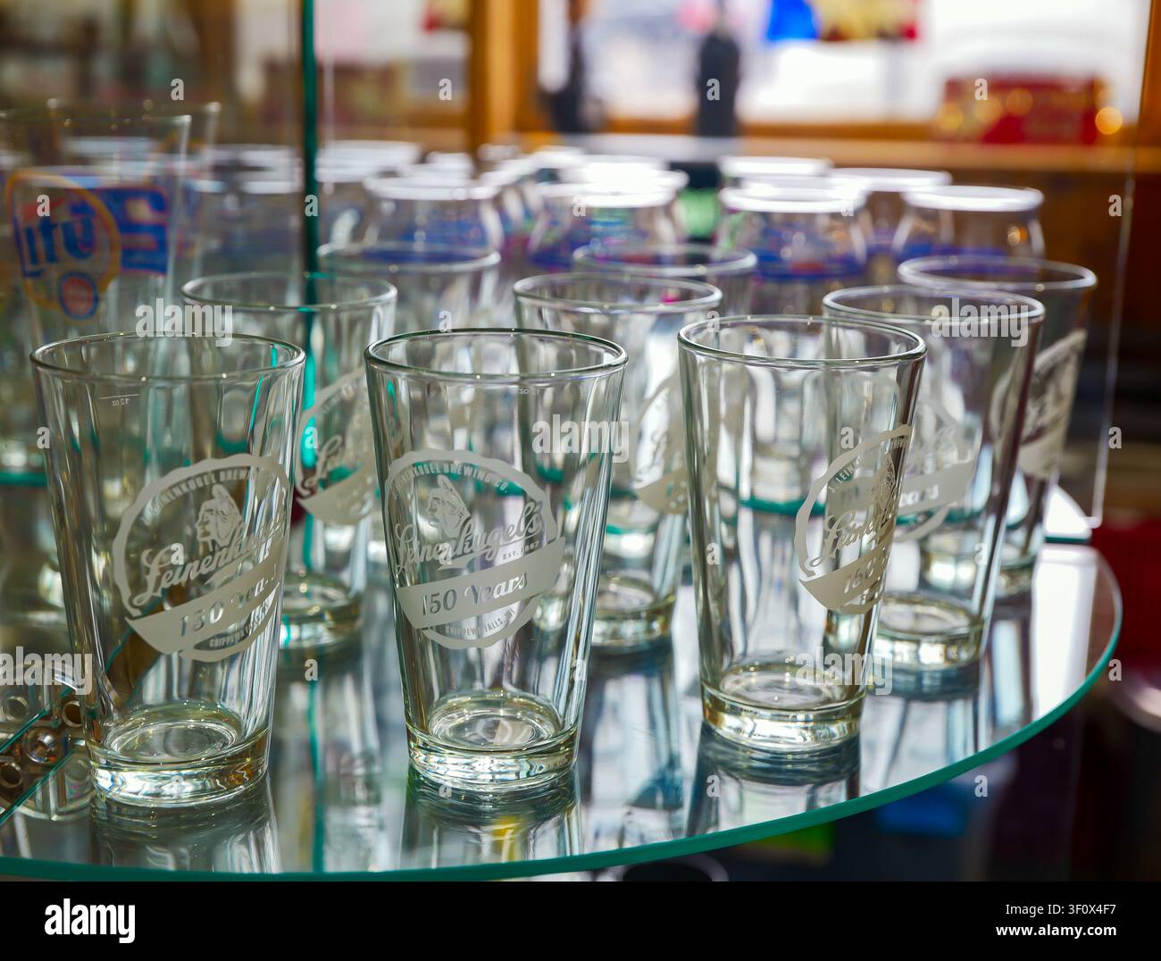 DULUTH, MN - 24 GIUGNO 2026: Bicchieri da pinta del 150° anniversario della Leinenkugel's Brewing Company su espositore in vetro in un negozio di oggetti da collezione antichi, Duluth, M Foto Stock