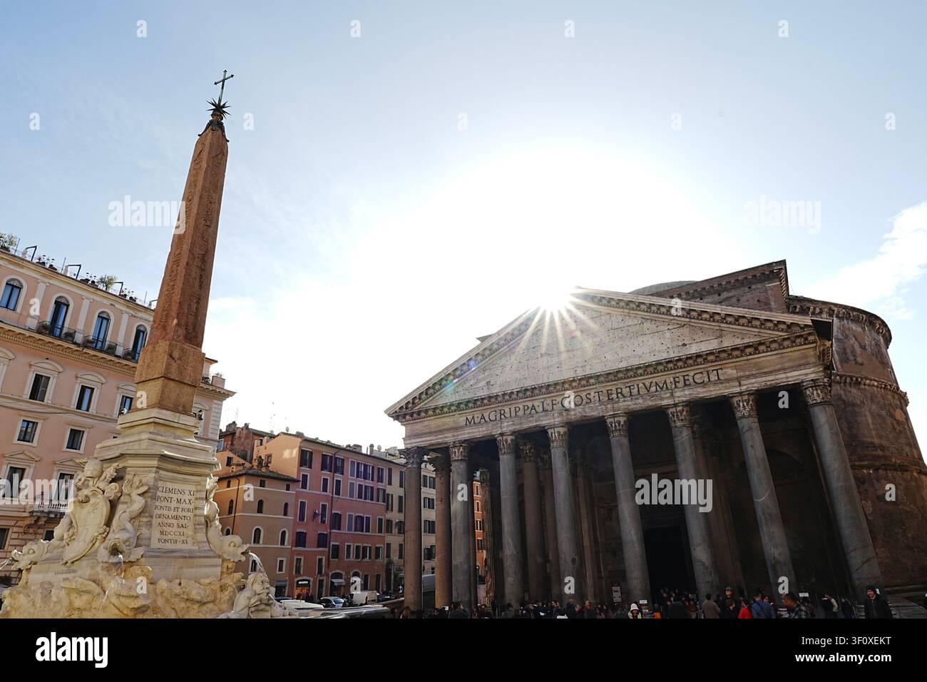 La maestosa facciata esterna dell'antico Pantheon a Roma, Lazio, Italia, che si affaccia sulla vivace Piazza della Rotonda, fondendo grandiosità classica w Foto Stock