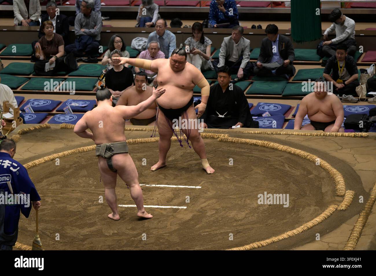 Tokyo, Giappone – Maggio 2026: Due sumo professionisti eseguono il rituale tradizionale shikiri all'interno del dohyo prima del tachiai (carica iniziale) Foto Stock