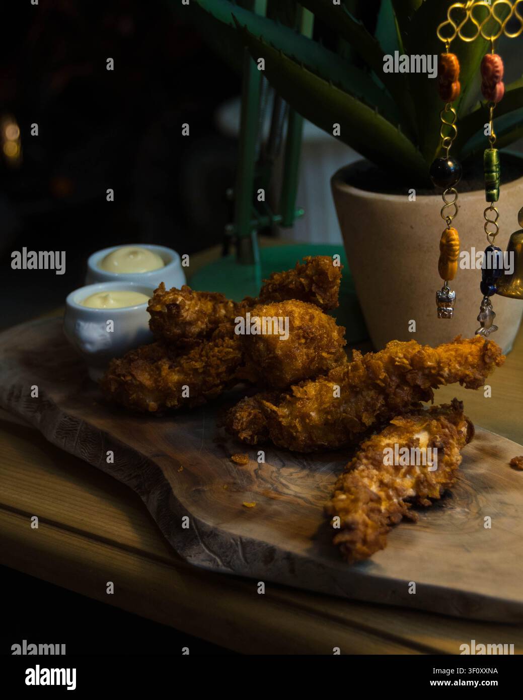 Pollo fritto croccante servito su una tavola di legno con salsa da intingere Foto Stock
