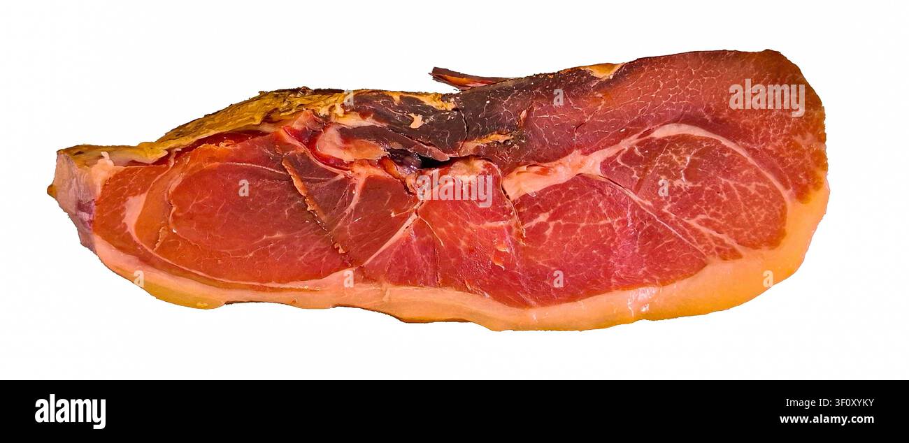 Una fetta di prosciutto Iberico invecchiato mette in risalto la sua marmorizzazione e i colori intensi. Questa prelibatezza gourmet è perfetta per tavole di salumi, panini e test di gusto Foto Stock