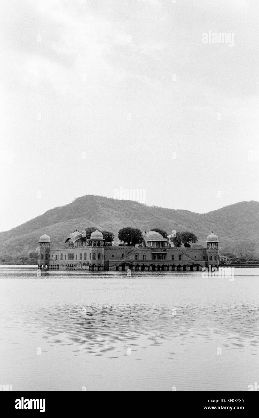 JAL Mahal (Palazzo dell'acqua) situato nel lago Man Sagar a Jaipur, India. Foto Stock