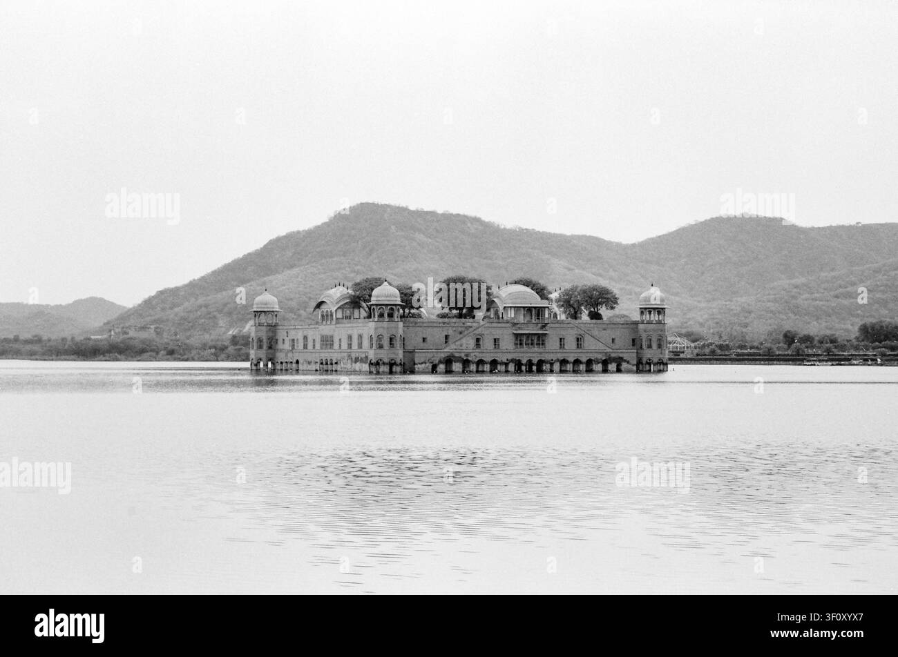 JAL Mahal (Palazzo dell'acqua) situato nel lago Man Sagar a Jaipur, India. Foto Stock