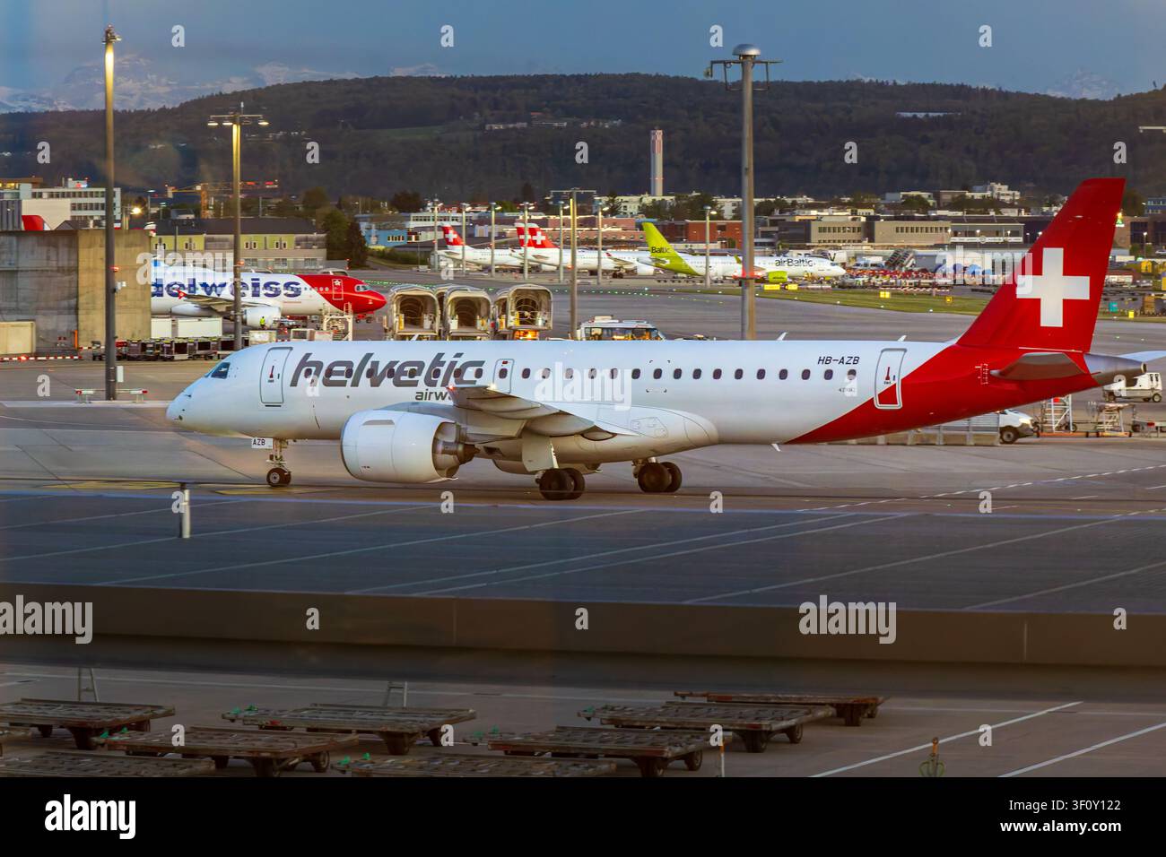 Zurich, Svizzera 24 aprile 2026  Jet Embraer di Helvetic Airways in taxi all'aeroporto di Zurigo Foto Stock