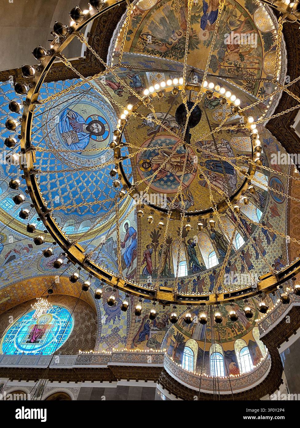 San Pietroburgo, Russia: 7 maggio 2022 – Cupola della cattedrale ornata con mosaici colorati e grande lampadario alla luce naturale - Immagine stock catturata con smartphone