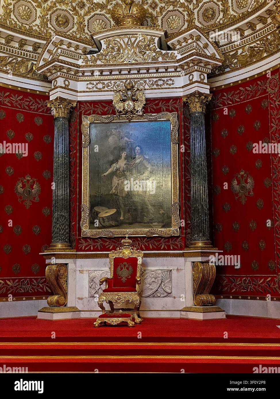 San Pietroburgo, Russia: 8 maggio 2022 - La Piccola Sala del Trono (Sala di Pietro il Grande) con la poltrona reale, pareti in velluto rosso ricamate - Immagine stock catturata con smartphone