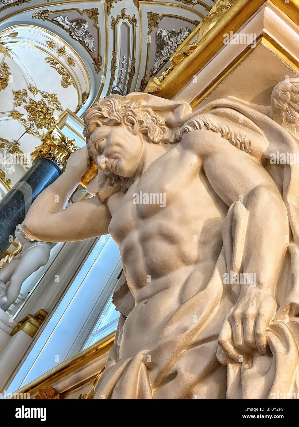 San Pietroburgo, Russia: 8 maggio 2022 – Scultura in marmo di un atlante che sostiene un interno barocco ornato con dettagli architettonici dorati - Immagine stock catturata con smartphone