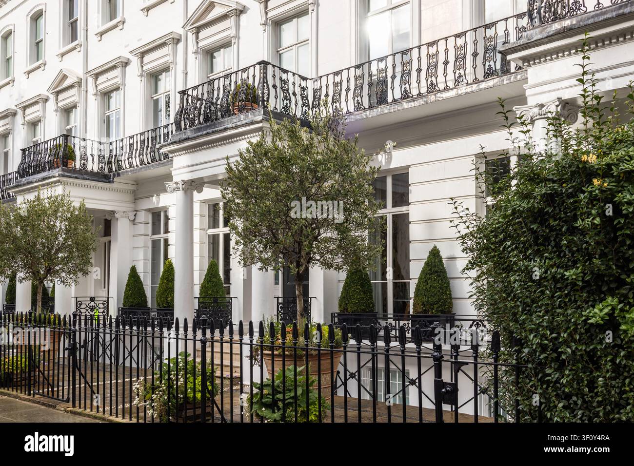Facciata di townhouse con recinzione in ferro battuto Foto Stock