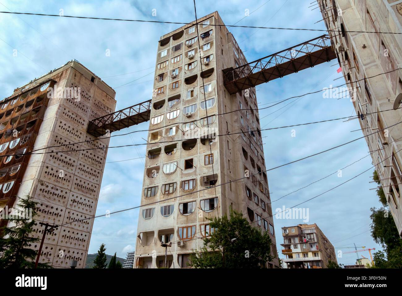 Il ponte celeste Nutsubidze che collega i blocchi di grattacieli del periodo sovietico, Tbilisi, Georgia, Caucaso, Eurasia, Europa orientale Foto Stock