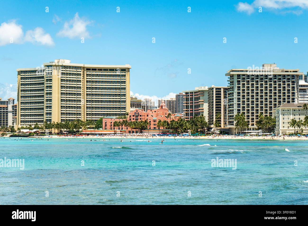 Vista dell'historico hotel rosa Royal Hawaiian circondato da resort Foto Stock