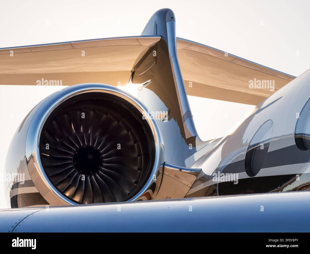 Motore e coda di un jet privato di lusso in primo piano Foto Stock
