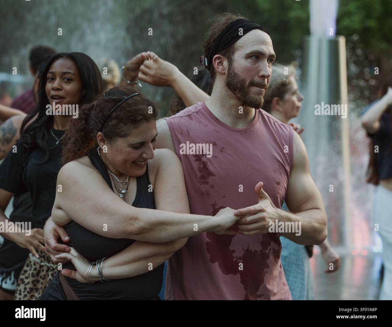Gruppo diversificato di persone che ballano socialmente all'aperto Foto Stock