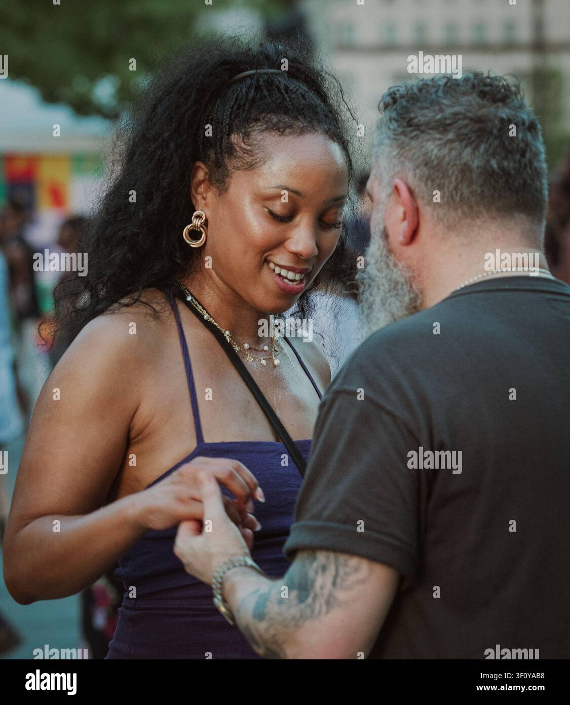 Donna felice che sorride mentre tiene la mano di un uomo Foto Stock