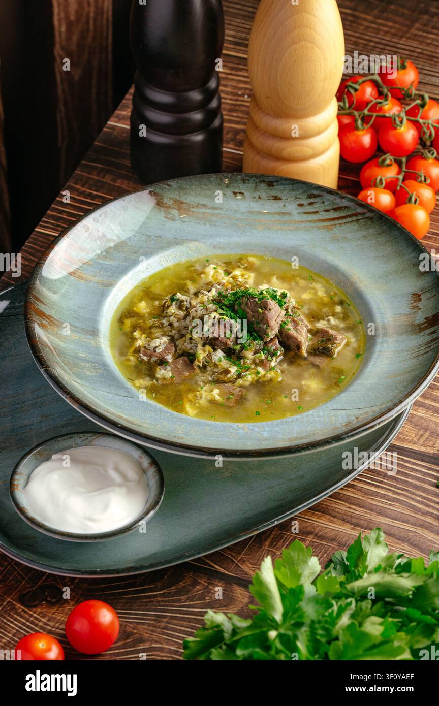 Zuppa sostanziosa di manzo e uova con erbe fresche Foto Stock