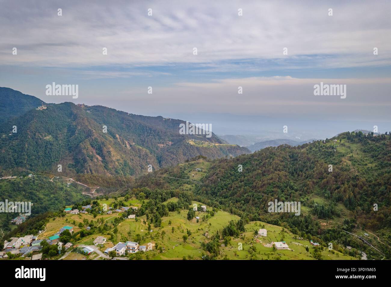 Una veduta aerea cattura le vaste catene montuose verdi e la valle scenografica vicino al lago Kareri a Dharamshala. Foto Stock
