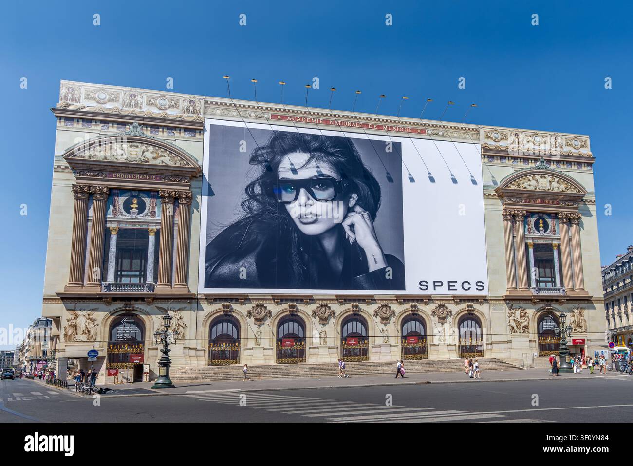 Ampio cartellone pubblicitario per Spectacles, noti anche come Specs, occhiali autonomi di realtà aumentata (AR) sulla facciata principale dell'Opera di Parigi Foto Stock