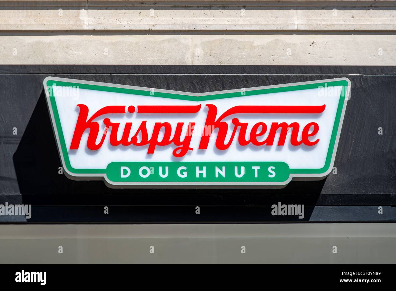 Insegna e logo all'ingresso di un negozio Krispy Kreme. Krispy Kreme, Inc. è un'azienda americana di ciambelle e una catena di caffetterie Foto Stock