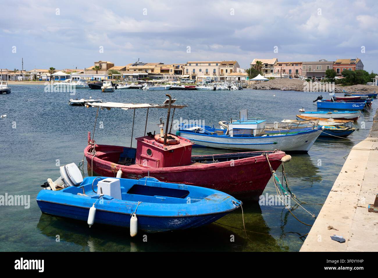 Barche da pesca colorate ormeggiate nel porto di Marzamemi, provincia di Siracusa, Sicilia, Italia Foto Stock