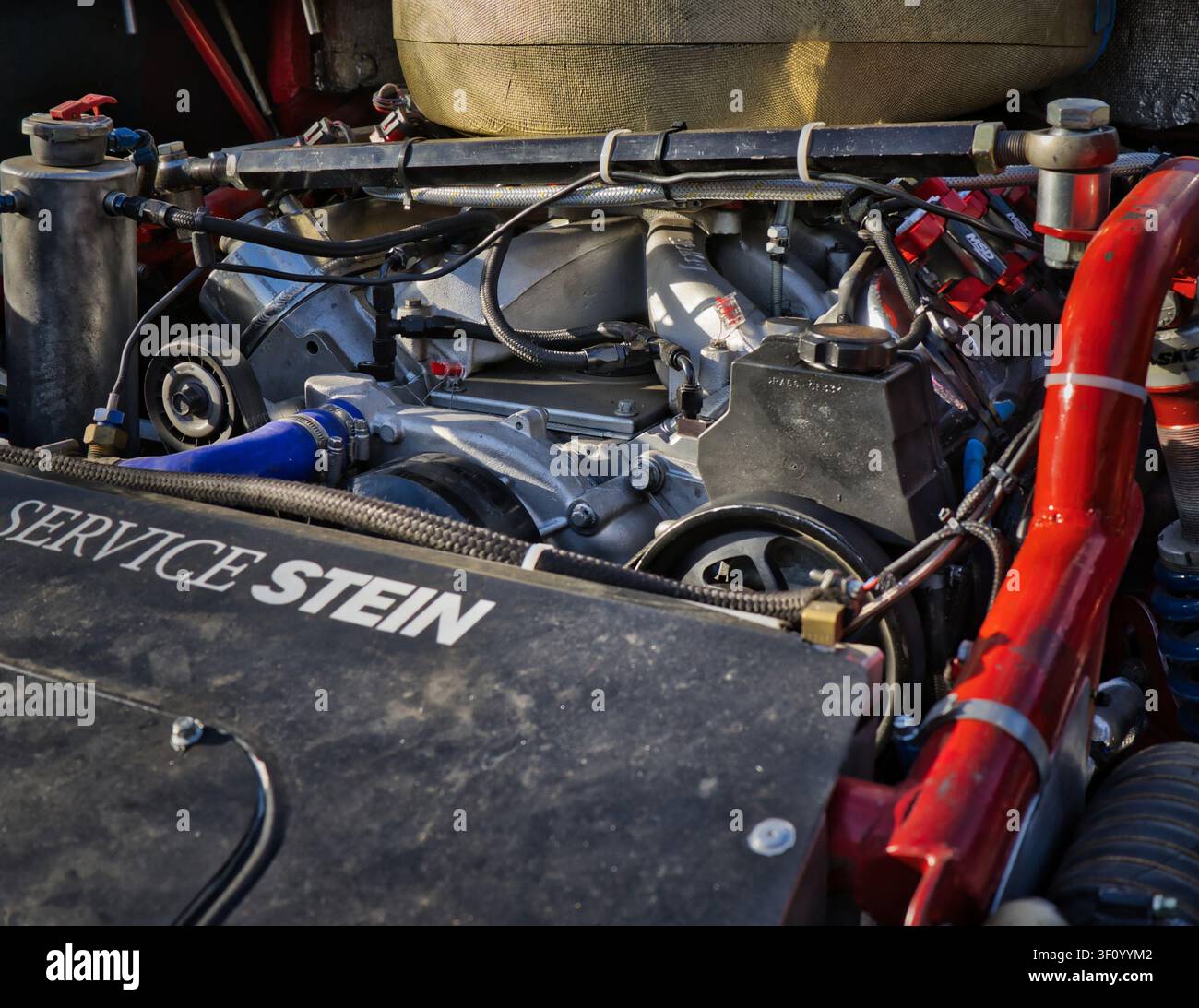 Un primo piano di un motore da corsa V8 in un'auto stock nel paddock del Raceway Venray nei Paesi Bassi. Foto Stock