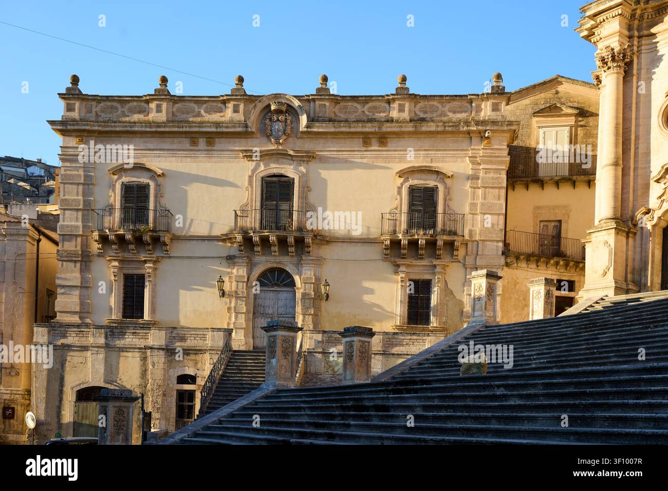 Palazzo barocco storico e scala in pietra a Noto, Sicilia, Italia Foto Stock