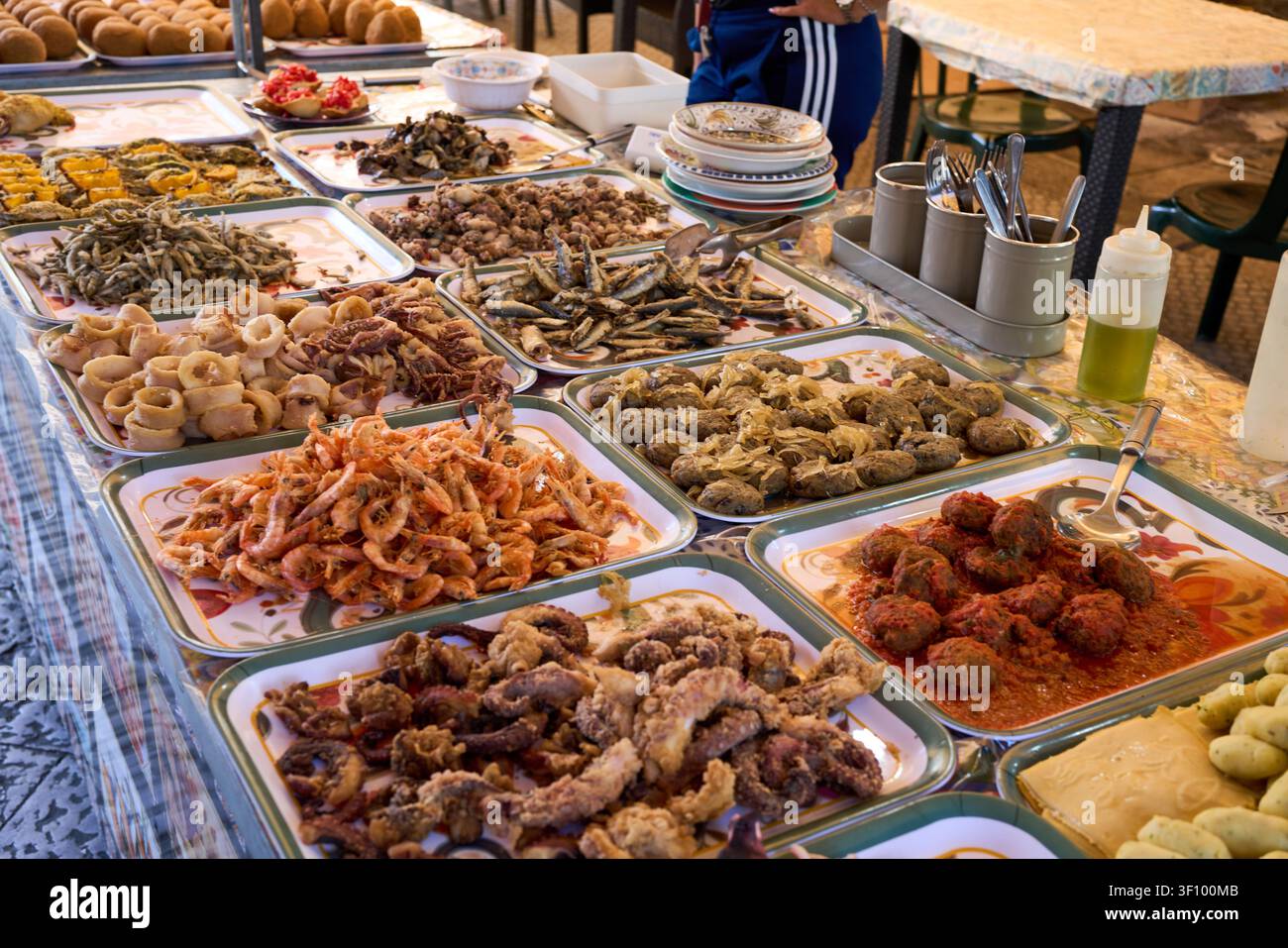 Buffet tradizionale di cibo da strada siciliano a una bancarella del mercato all'aperto, Palermo, Sicilia Foto Stock
