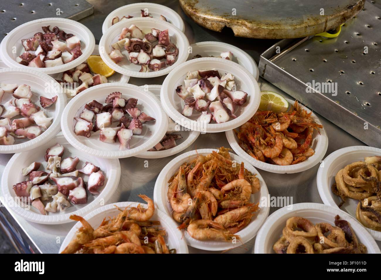 Chiosco di strada che serve polpo e frutti di mare fritti, mercato di Ballarò, Palermo Foto Stock