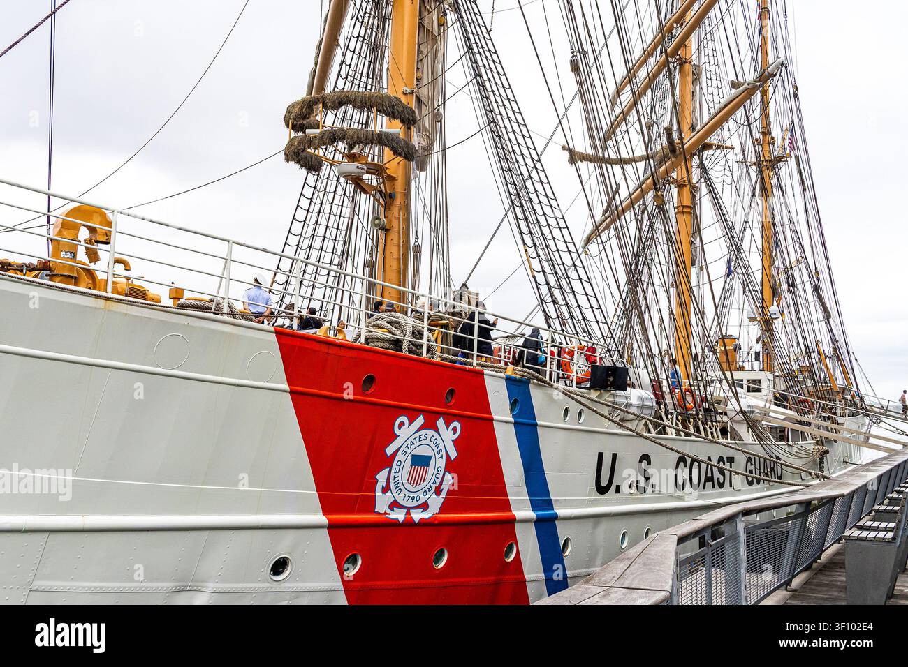 USCGC Eagle (Barque Eagle) WIX-327, nave scuola della Guardia Costiera degli Stati Uniti ormeggiata al South Street Seaport di New York nell'ambito di Sail4th 250 (Sail250) Foto Stock