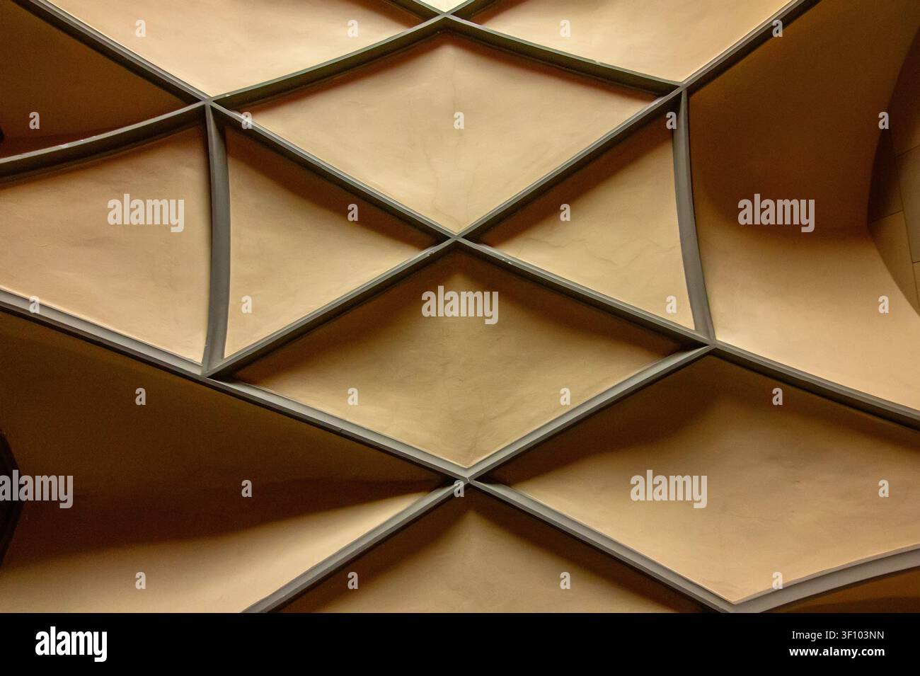 Vista dettagliata del soffitto a crociera gotica all'interno del castello di Hohenzollern, che evidenzia la lavorazione geometrica della pietra, l'elegante simmetria e l'historico medievale Foto Stock