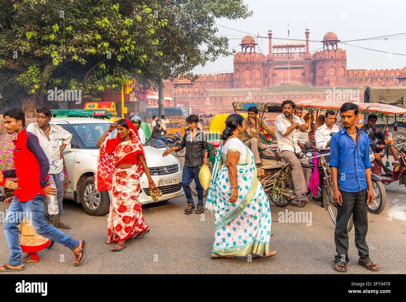 Pedoni che passano davanti al Forte Rosso (Lal Qila) nella Vecchia Delhi, India. Foto Stock