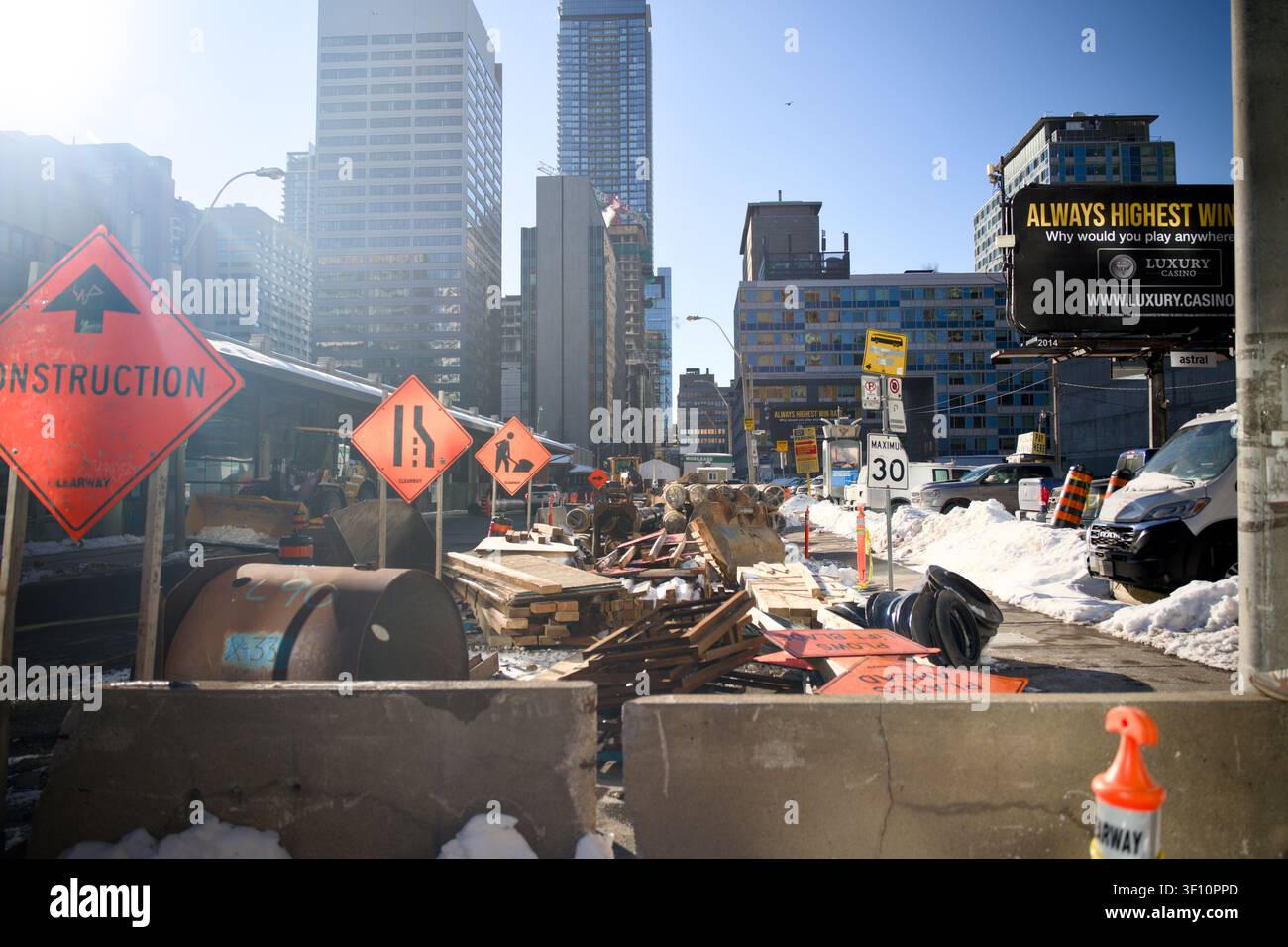 Segni di cantiere costeggiano una strada innevata di Toronto, Canada, il 4 febbraio 2026 Foto Stock