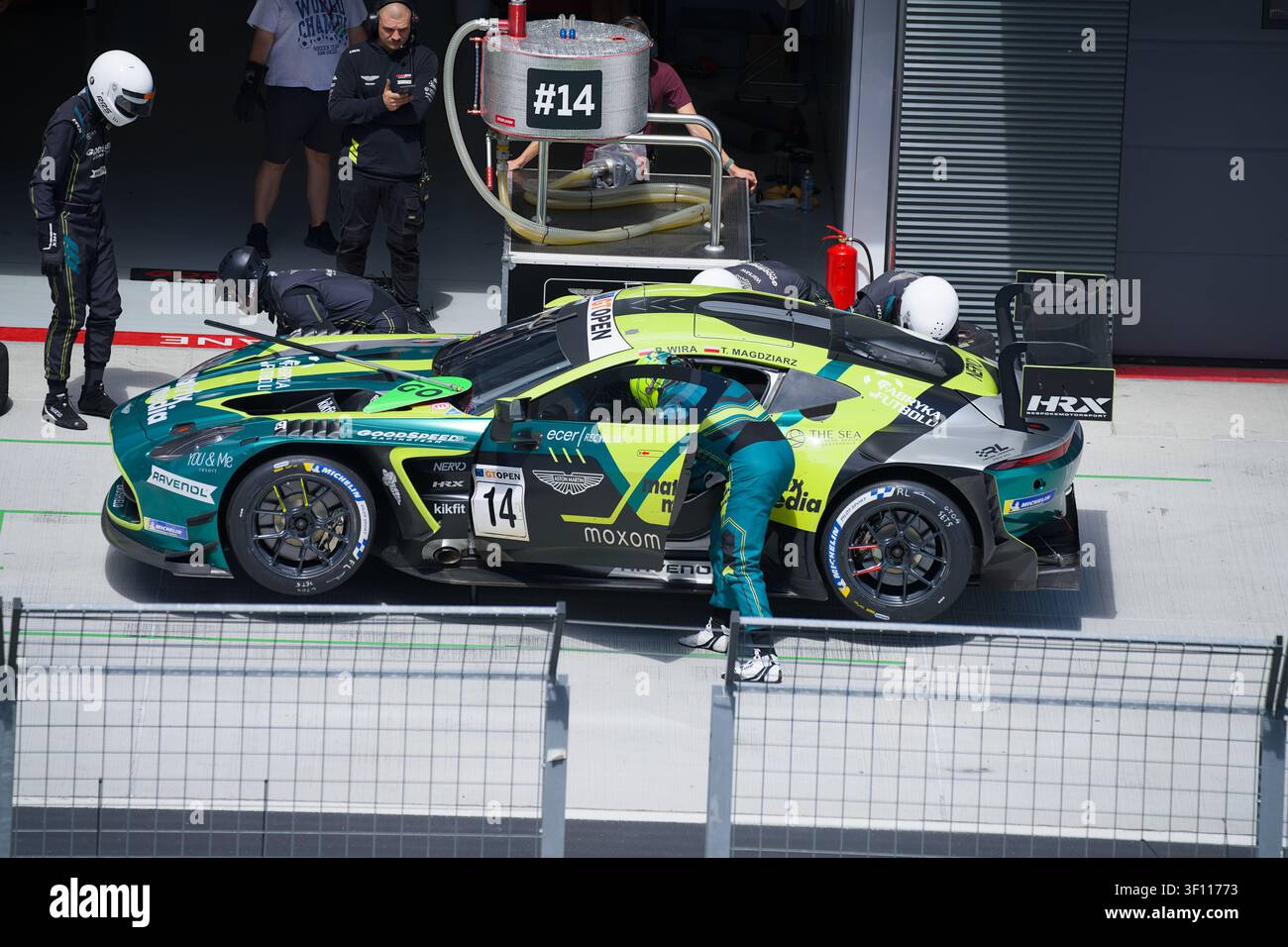 Piotr Wira e Tomasz Magdziarz del Good Speed Racing Team (GT Open AM) durante un pit stop all'Hungaroring. Cambio di pilota e gomme. Foto Stock