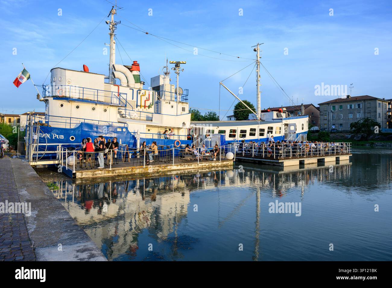 Il Sebastian Pub & Pizzeria sul Canale di Burana, vicino alla Via Darsena. Una popolare area parcheggio per passeggiate serali e bar e ristoranti. nella cen Foto Stock