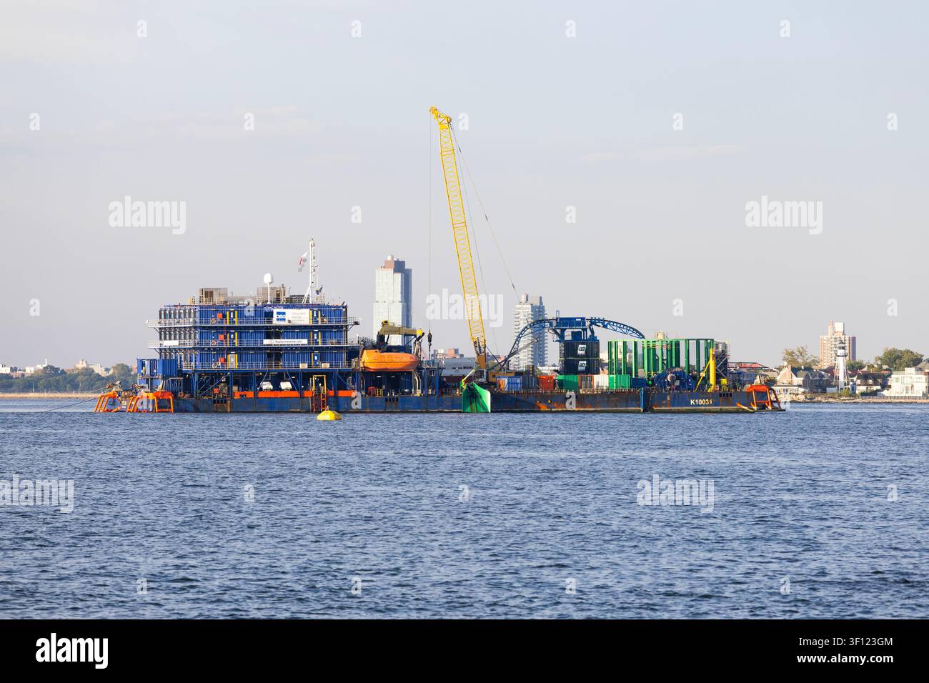 New York, USA - 01.03.2024: Una gru galleggiante nella baia di Hudson. Foto Stock