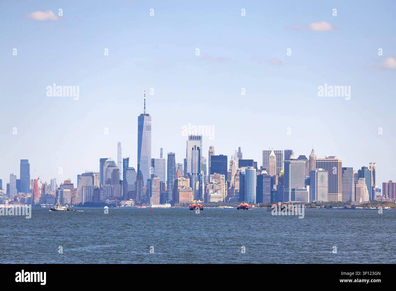 New York, USA - 01.03.2024: Vista dall'acqua sui grattacieli di New York nella zona di Manhattan. Foto Stock