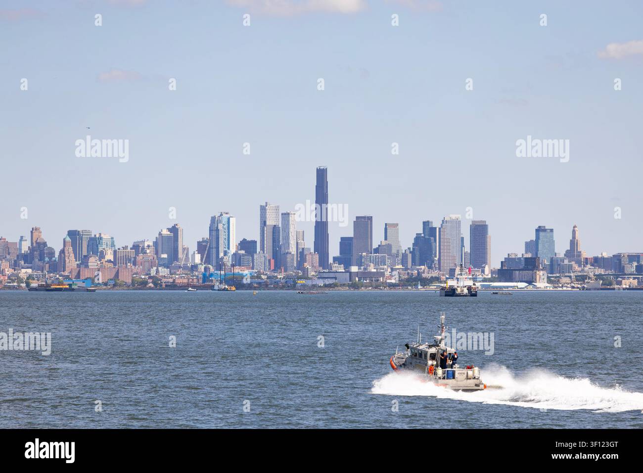 New York, USA - 01.03.2024: Baia di Hudson con una barca pilota in movimento vicino a New York City con vista su Manhattan Foto Stock