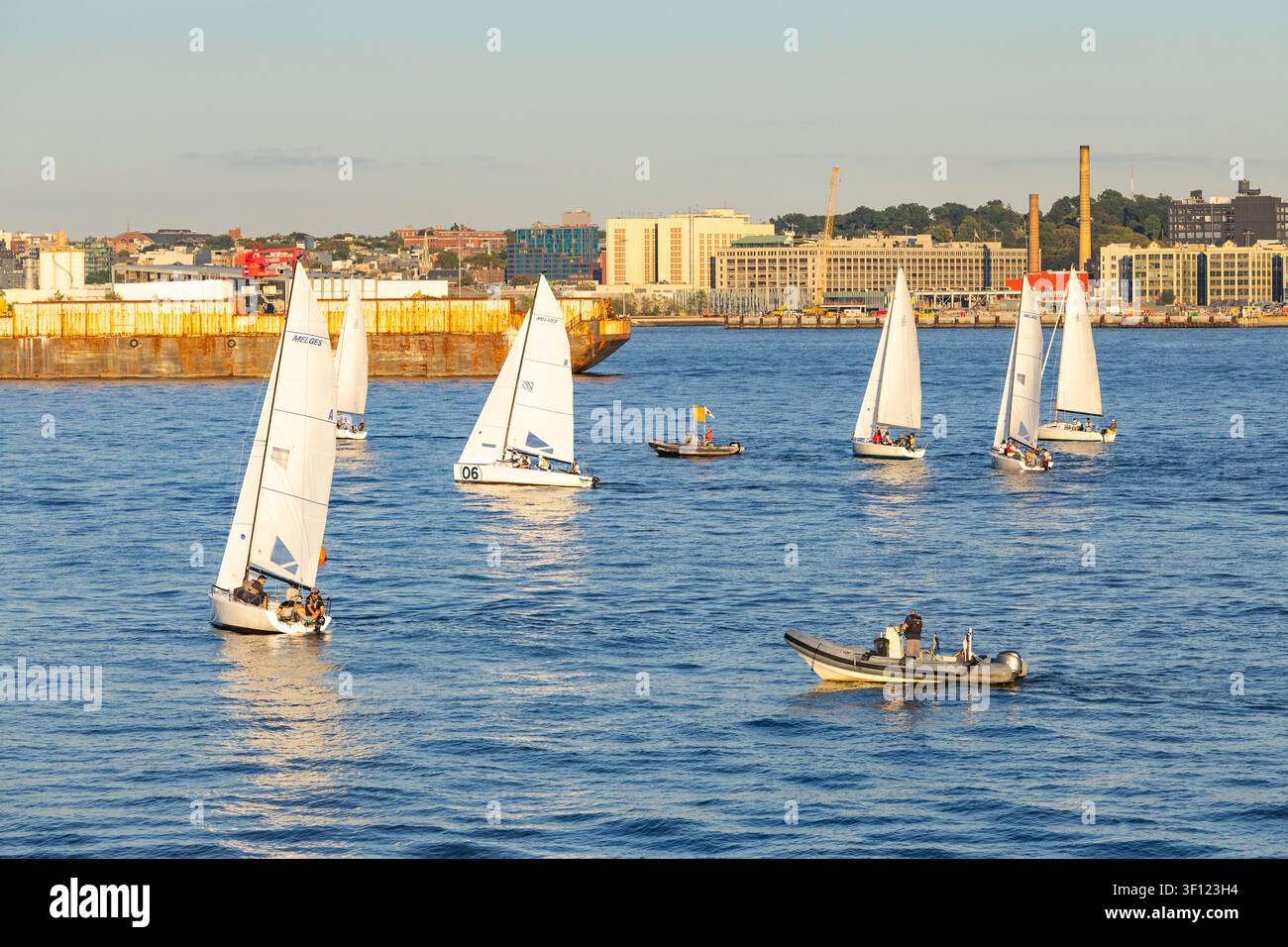New York, USA - 15.09.2025: Addestramento di tre persone per barche a vela nella Baia di Hudson, New York. Foto Stock