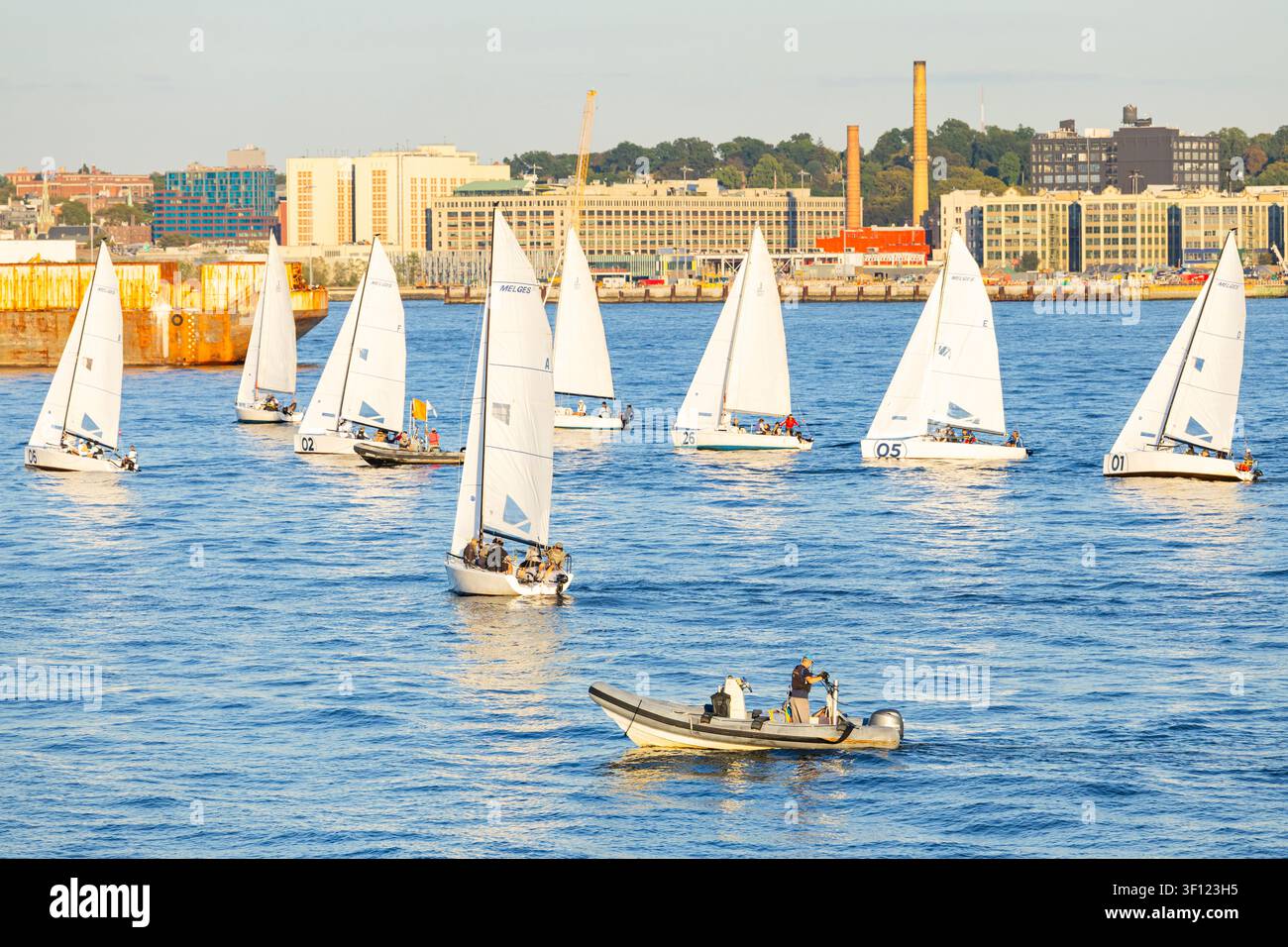 New York, USA - 15.09.2025: Addestramento per tre persone in barca a vela nella Baia di Hudson, New York. Foto Stock