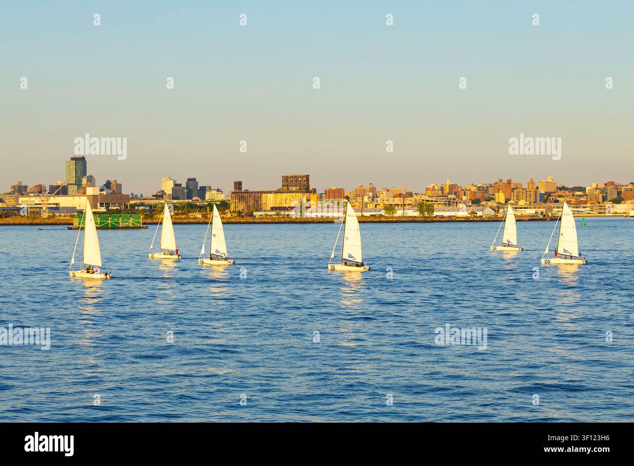 New York, USA - 15.09.2025: Addestramento di tre persone per barche a vela nella Baia di Hudson, New York. Foto Stock