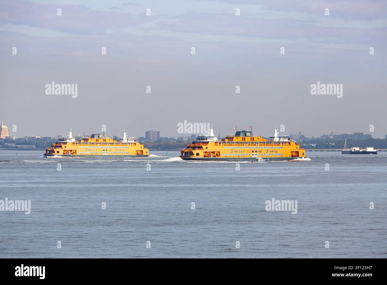 New York, USA - 15.09.2025: Traghetto per Staten Island nella Baia di Hudson, New York Foto Stock