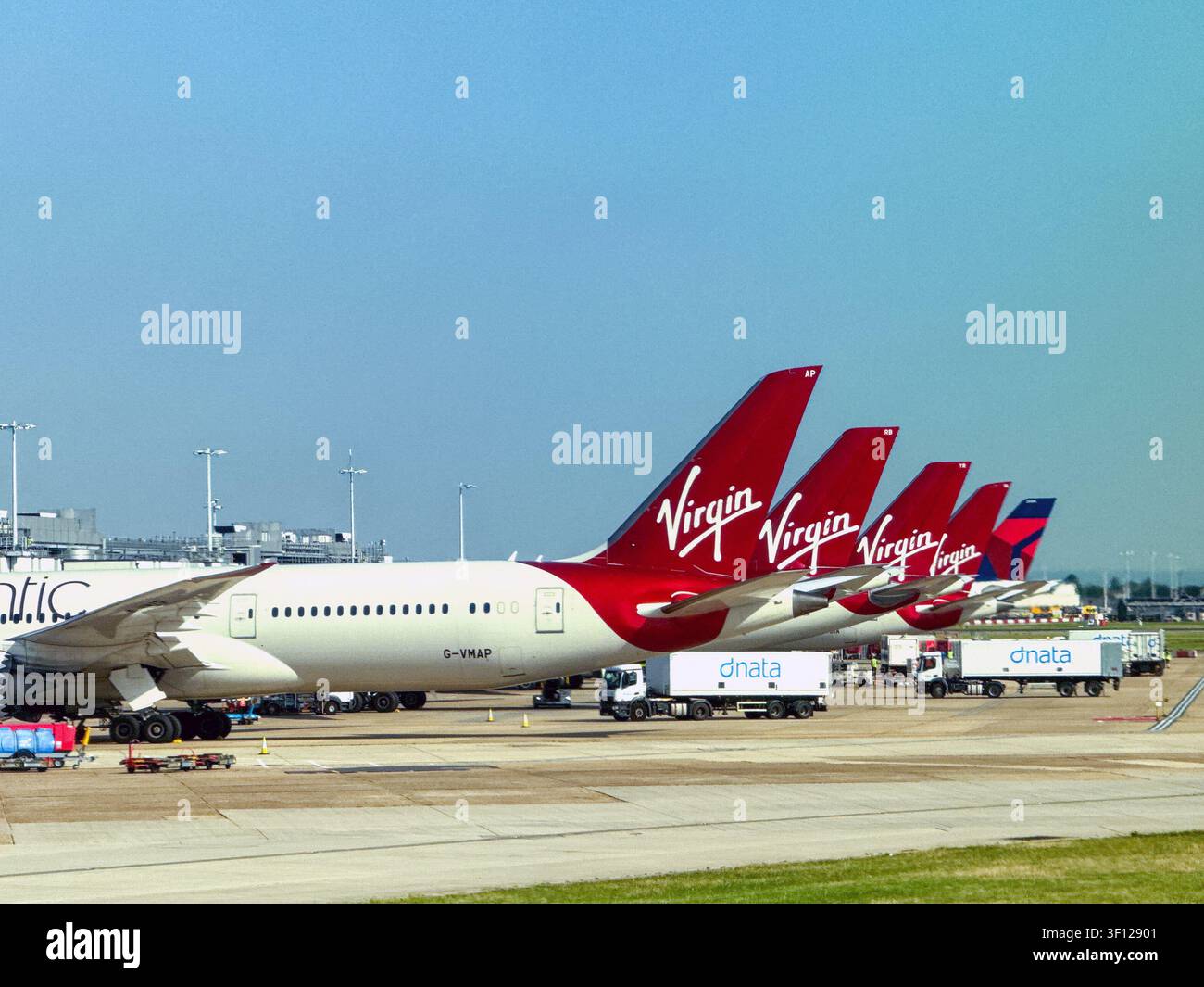 Londra, Inghilterra, USA - 24 giugno 2026: Fila di jet Virgin Atlantic all'aeroporto di Londra Heathrow - Immagine stock catturata con smartphone