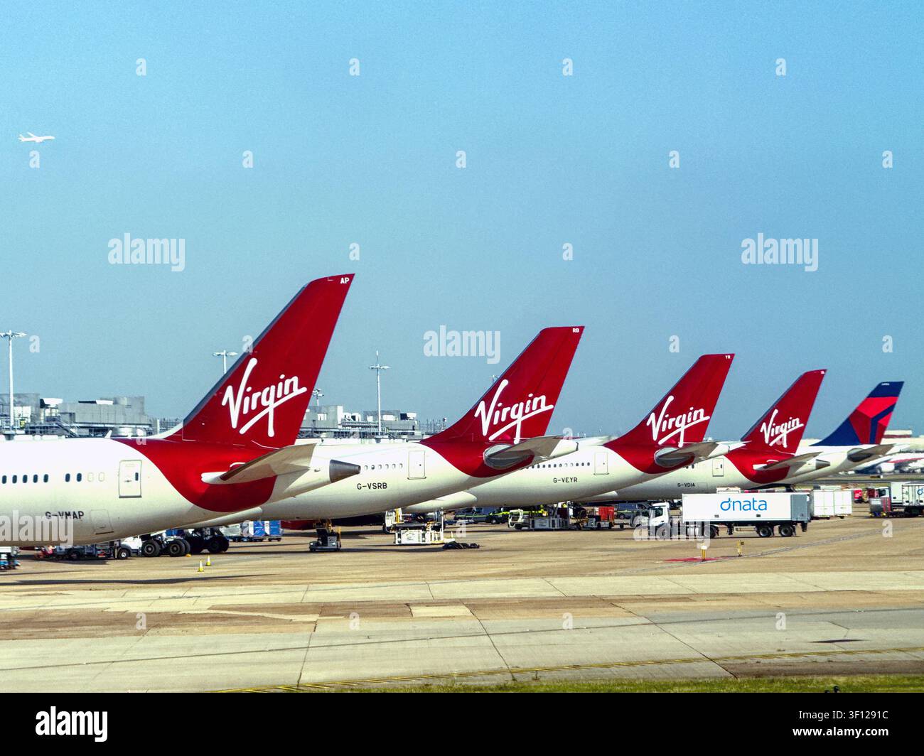 Londra, Inghilterra, USA - 24 giugno 2026: Fila di jet Virgin Atlantic all'aeroporto di Londra Heathrow - Immagine stock catturata con smartphone