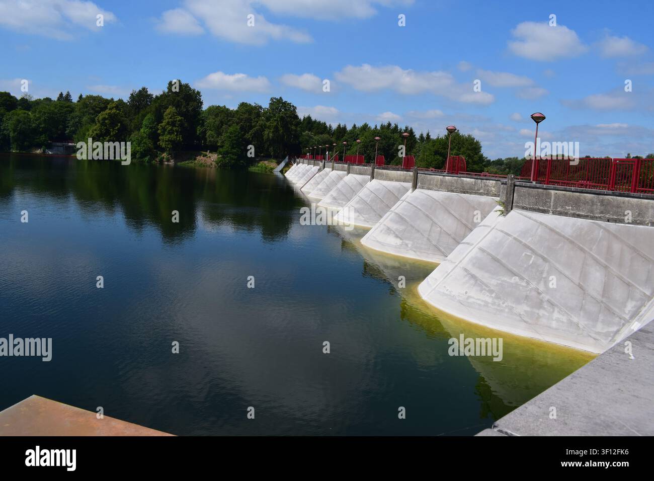 Lago artificiale Bütgenbacher See in Belgio Foto Stock
