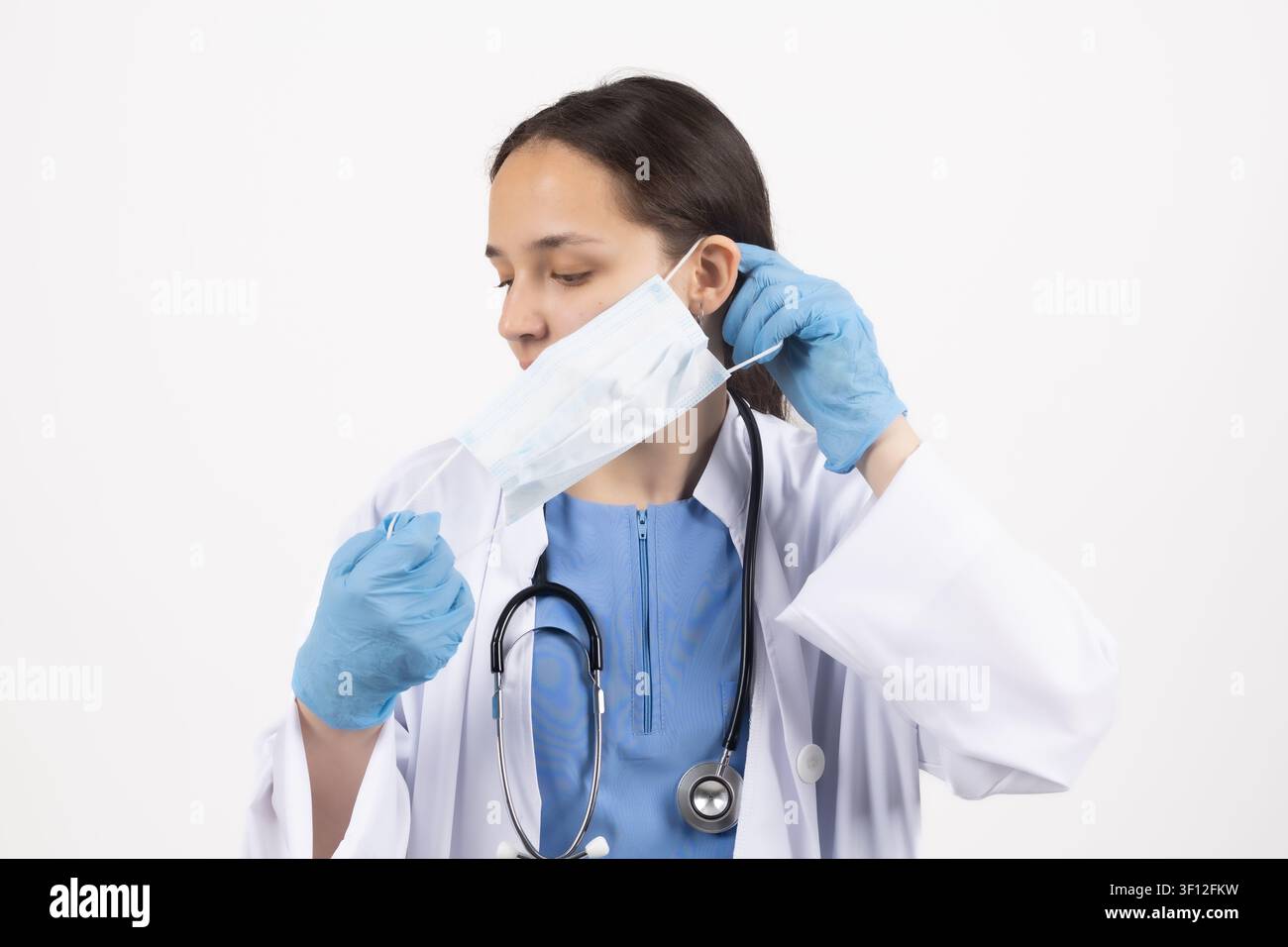 Medica professionista che regola il suo stetoscopio prima della visita Foto Stock