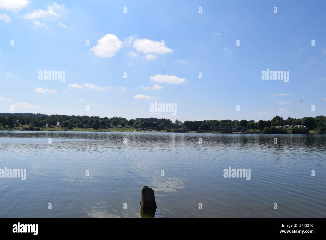 Lago artificiale Bütgenbacher See in Belgio Foto Stock