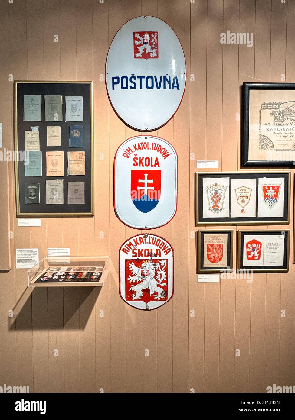 Esposizioni storiche postali, educative ed eraldiche slovacche all'interno del Museo nazionale slovacco al castello di Bratislava. Foto Stock